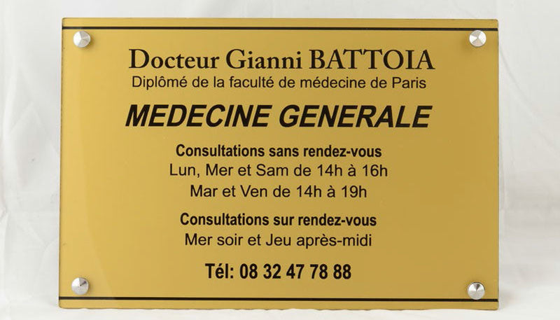 Plaque nominative gravée en aluminium - 10 cm x 10 cm - PACK VALEUR avec 4 vis décoratives et 1 moulage en bois de luxe inclus