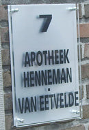 Gegraveerde moderne luxe naamplaat in plexi - 10 x 10 cm - VOORDEELPAK met 4 siervijzen en afstandhouders en 1 luxe houten sokkel inclusief